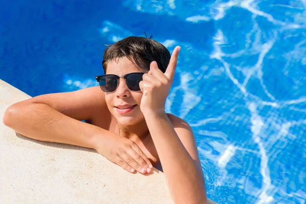 水泳では休日に若い子アイデアに驚いてビーチでプールや幸せそうな顔 ナンバーワンと人差し指の質問 — ストック写真