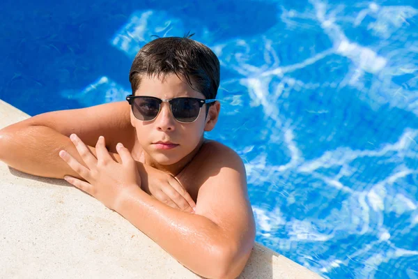 Kleines Kind Urlaub Pool Strand Mit Selbstbewusstem Gesichtsausdruck Und Ernstem — Stockfoto