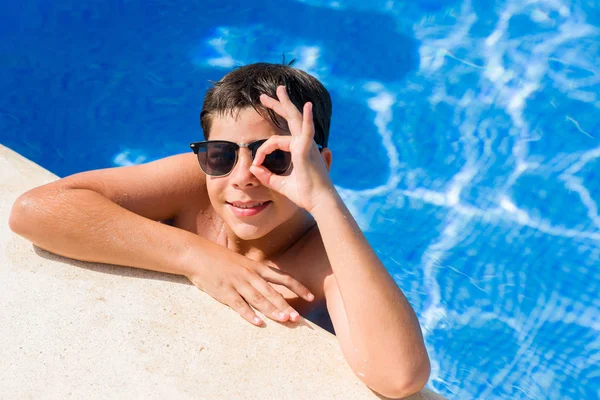 Bambino Vacanza Piscina Vicino Alla Spiaggia Con Viso Felice Sorridente — Foto Stock