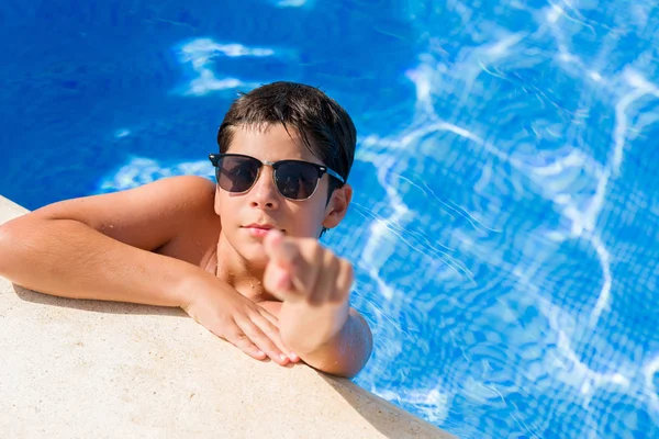 Niño Pequeño Vacaciones Piscina Junto Playa Señalando Con Dedo Cámara —  Fotos de Stock