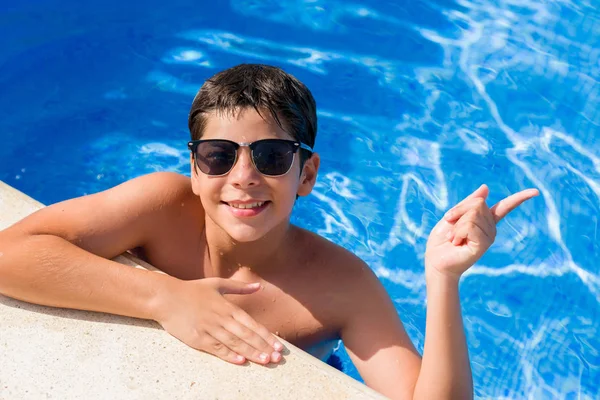 Criança Férias Piscina Junto Praia Muito Feliz Apontando Com Mão — Fotografia de Stock