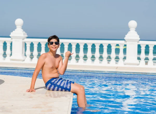 Criança Férias Piscina Junto Praia Apontando Mostrando Com Polegar Até — Fotografia de Stock