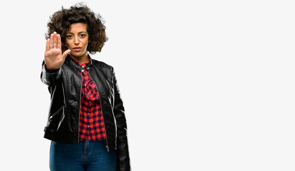 Красивая арабская женщина раздражена плохим отношением, делая знак "стоп" рукой, говоря "нет", выражая безопасность, защиту или ограничение, возможно, толкая
