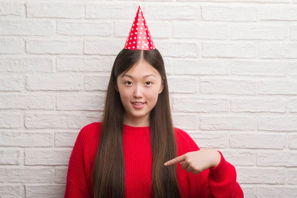 Fiatal Kínai Visel Születésnapi Hat Ujjal Meglepetés Arcát Mutatva Magát — Stock Fotó