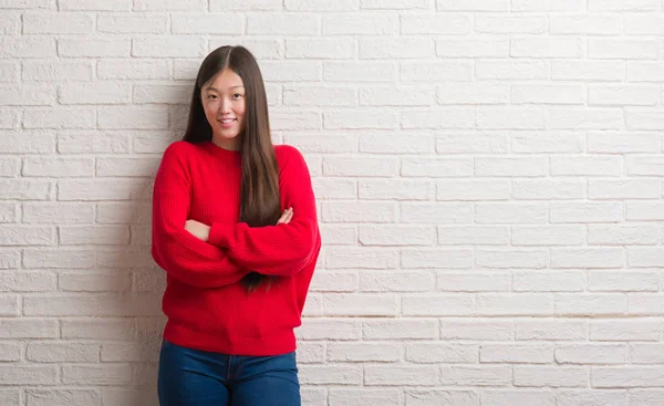 Jonge Chinese Vrouw Bakstenen Muur Blij Gezicht Lachend Met Gekruiste — Stockfoto