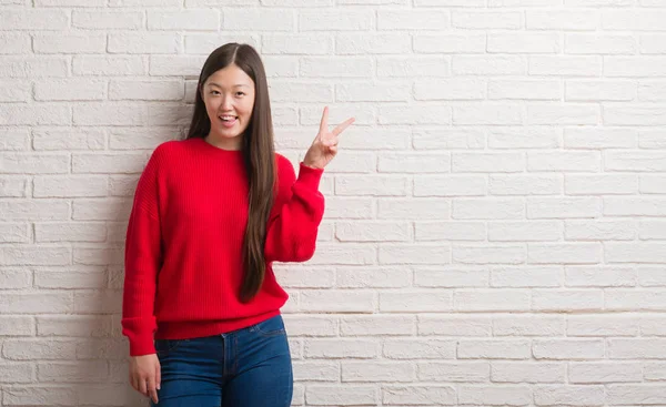Jovem Chinesa Sobre Parede Tijolo Sorrindo Com Rosto Feliz Piscando — Fotografia de Stock