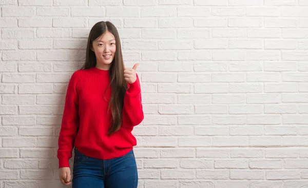 Unga Kinesiska Kvinnan Över Tegelvägg Göra Glad Tummen Upp Gest — Stockfoto