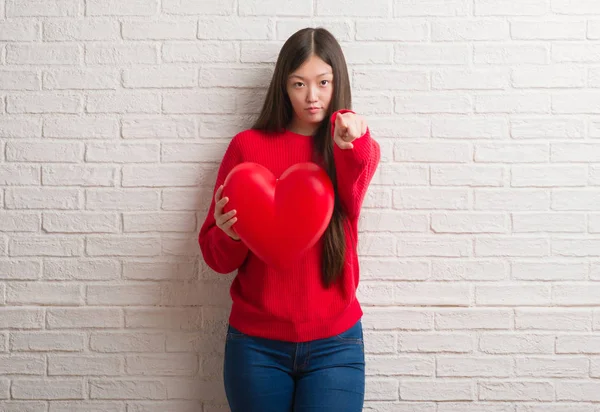 Junge Verliebte Chinesin Über Ziegelmauer Mit Rotem Herz Das Mit — Stockfoto