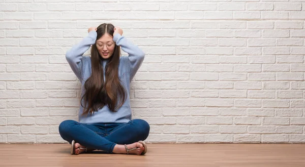 Jonge Chinese Vrouw Zittend Vloer Bakstenen Muur Lijden Hoofdpijn Wanhopig — Stockfoto