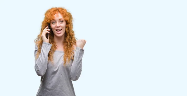 Jovem Ruiva Falando Telefone Gritando Orgulhoso Celebrando Vitória Sucesso Muito — Fotografia de Stock