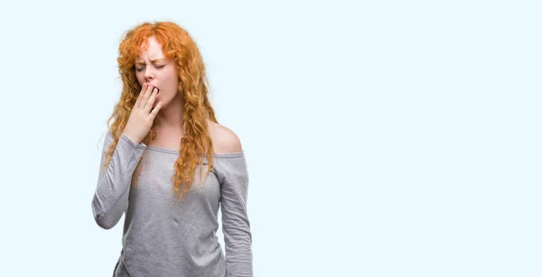 Unga Rödhårig Kvinna Uttråkad Gäspningar Trött Som Täcker Munnen Med — Stockfoto