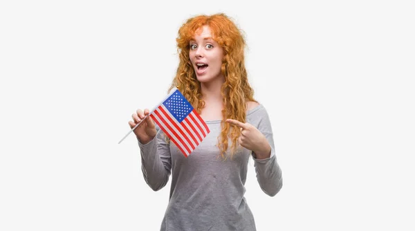 Joven Pelirroja Sosteniendo Bandera Estados Unidos América Muy Feliz Señalando —  Fotos de Stock