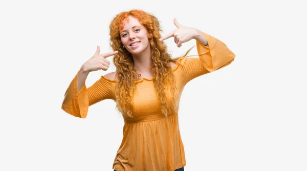 自信を持って示す 指歯と口を指して笑顔赤毛の若い女性 健康の概念 — ストック写真