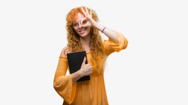 Jovem Estudante Ruiva Segurando Livro Com Rosto Feliz Sorrindo Fazendo — Fotografia de Stock