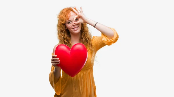 Молода Руда Жінка Любові Тримає Червоне Серце Щасливим Обличчям Посміхаючись — стокове фото