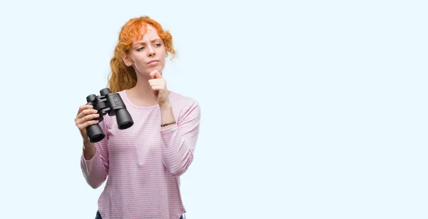 Junge Rothaarige Frau Blickt Durch Ein Fernglas Ernstes Gesicht Über — Stockfoto