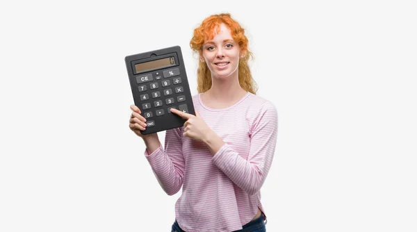 Jeune Rousse Femme Tenant Une Grosse Calculatrice Avec Visage Heureux — Photo