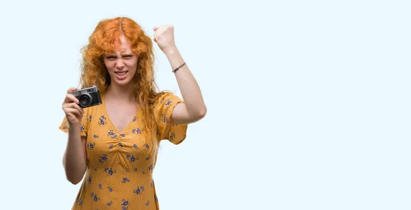 Junge Rothaarige Frau Beim Fotografieren Mit Vintage Kamera Genervt Und — Stockfoto