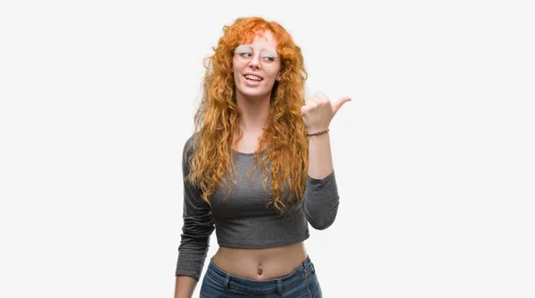 Mulher Ruiva Jovem Sorrindo Com Rosto Feliz Olhando Apontando Para — Fotografia de Stock