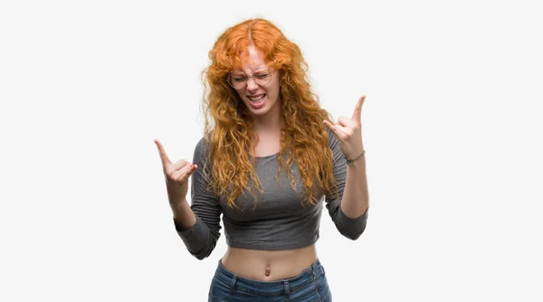 クレイジー式を手でロックのシンボルを行うと叫んで若い赤毛の女性 音楽の星 重いコンセプト — ストック写真