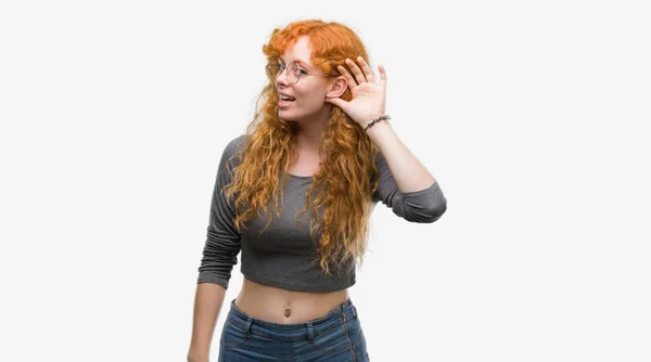 Jeune Femme Rousse Souriant Avec Main Sur Oreille Écoutant Une — Photo