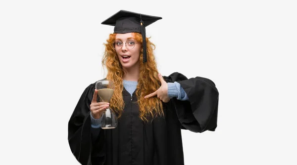 Giovane Rossa Studentessa Vestita Con Uniforme Graduata Che Tiene Clessidra — Foto Stock