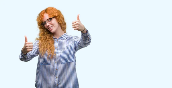 Giovane Rossa Bussines Donna Che Approva Facendo Gesto Positivo Con — Foto Stock