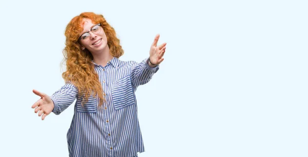 Junge Rothaarige Geschäftsfrau Die Die Kamera Lächelt Und Mit Offenen — Stockfoto