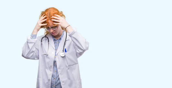 Giovane Donna Rossa Che Indossa Uniforme Medico Che Soffre Mal — Foto Stock