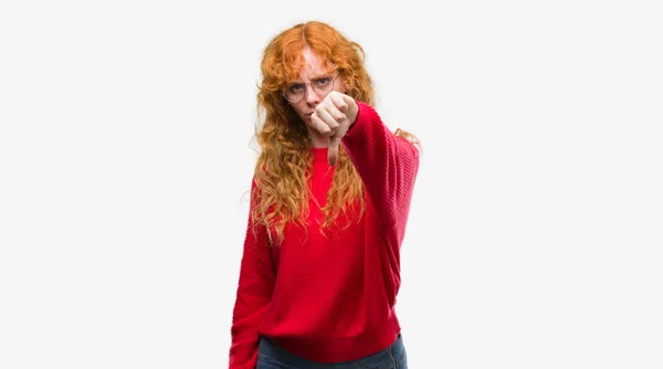 Jeune Femme Rousse Portant Pull Rouge Regardant Malheureux Colère Montrant — Photo