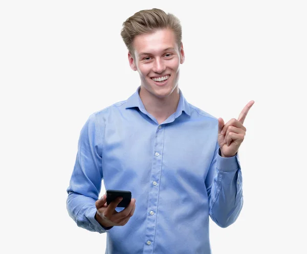 Genç Yakışıklı Sarışın Adam Parmak Ile Tarafına Işaret Çok Mutlu — Stok fotoğraf