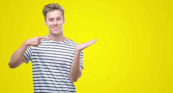 Joven Hombre Guapo Rubio Con Rayas Marinero Camiseta Muy Feliz — Foto de Stock