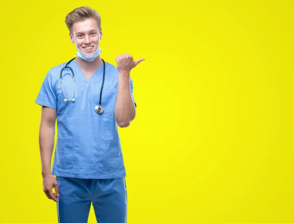 Junge Hübsche Blonde Ärztin Zeigt Mit Der Hand Und Dem — Stockfoto