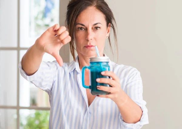 Mellersta Åldern Kvinna Dricker Milkshake Ett Glas Med Arga Ansikte — Stockfoto