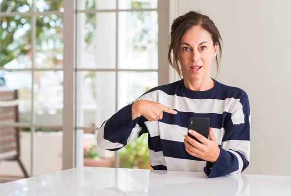 Mellersta Kvinna Använda Smartphone Med Överraskning Ansikte Pekar Finger Sig — Stockfoto