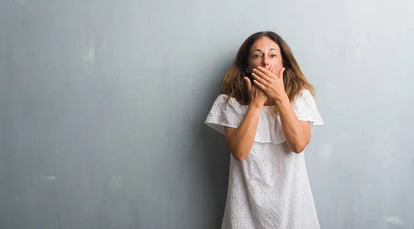 Femme Hispanique Moyen Âge Debout Sur Mur Gris Grunge Choqué — Photo