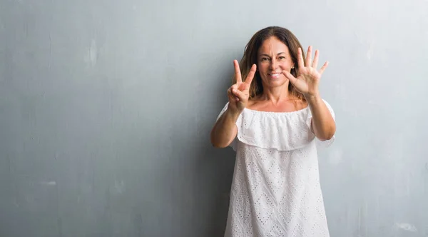 Middelbare Leeftijd Latino Vrouw Grijs Grunge Muur Tonen Met Vingers — Stockfoto