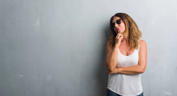 Eine Hispanische Frau Mittleren Alters Über Grauer Wand Mit Sonnenbrille — Stockfoto