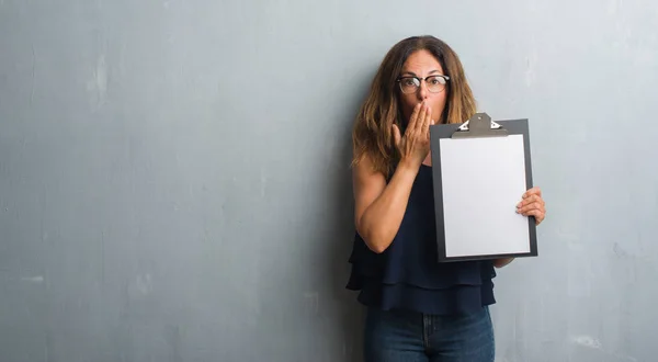 Middle Age Hispanic Woman Standing Grey Grunge Wall Holding Clipboard — Stock Photo, Image