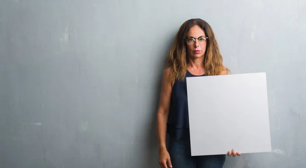 Mujer Hispana Mediana Edad Pie Sobre Una Pared Grunge Gris —  Fotos de Stock