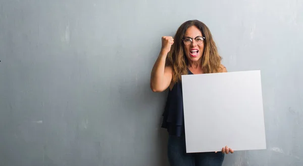 Hispanische Frau Mittleren Alters Die Über Einer Grauen Grunge Wand — Stockfoto