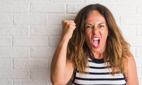 Mulher Hispânica Meia Idade Sobre Parede Tijolo Branco Irritado Frustrado — Fotografia de Stock