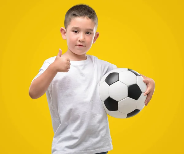 Criança Cabelos Escuros Brincando Com Bola Futebol Feliz Com Grande — Fotografia de Stock