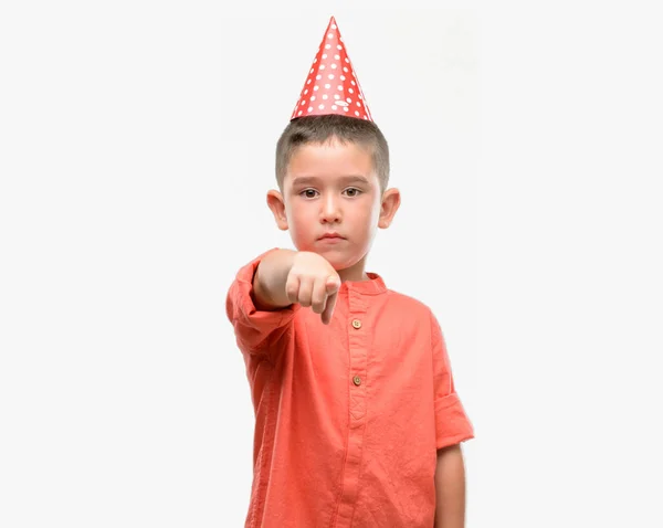 Criança Cabelos Escuros Usando Boné Aniversário Apontando Com Dedo Para — Fotografia de Stock