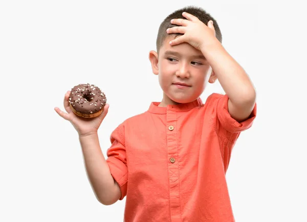 Mörka Haired Litet Barn Äta Munk Stressad Med Handen Huvudet — Stockfoto