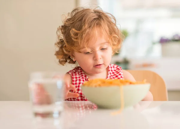 Linda Criança Comendo Espaguete Com Mãos Casa — Fotografia de Stock