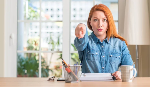 Mujer Pelirroja Estudiando Casa Señalando Con Dedo Cámara Signo Mano — Foto de Stock