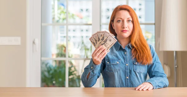 Mulher Ruiva Segurando Notas Banco Dólar Casa Com Uma Expressão — Fotografia de Stock