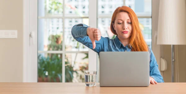 Donna Rossa Che Utilizza Computer Portatile Casa Con Faccia Arrabbiata — Foto Stock