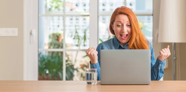 Mulher Ruiva Usando Laptop Computador Casa Gritando Orgulhoso Celebrando Vitória — Fotografia de Stock